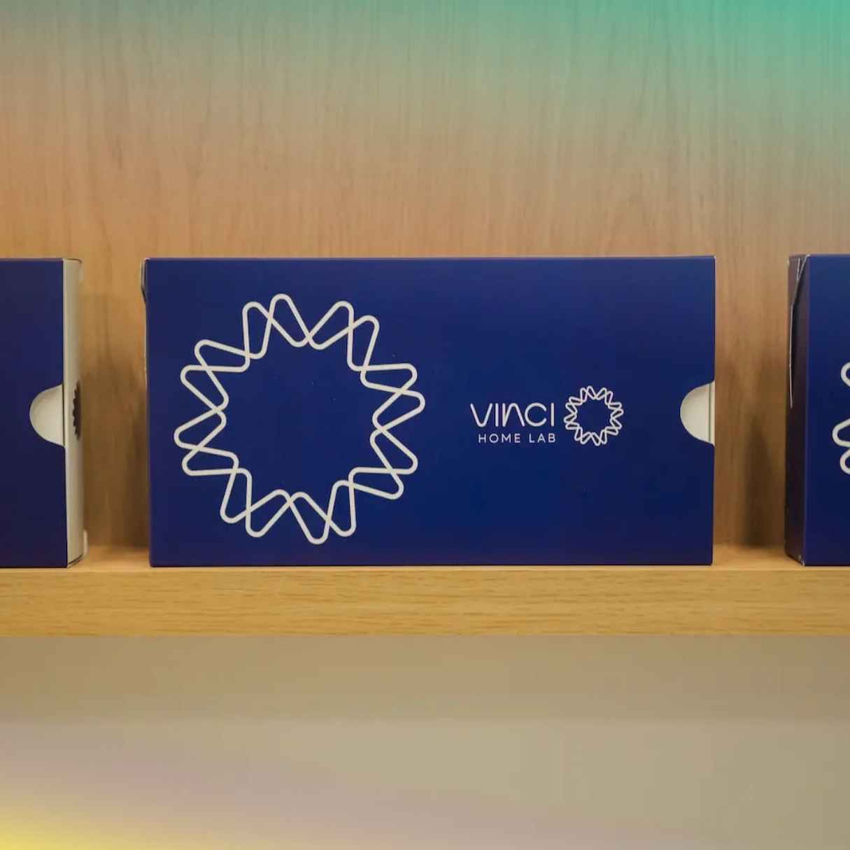 Kit de autocoleta da Vinci Lab fechado, em vitrine de kits na unidada vinci